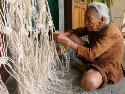 Cụ Phan Thị Môn với nghề đan võng ngô đồng